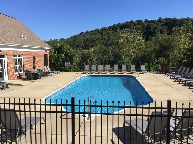 Pool and clubhouse - 1077 Bayberry Dr