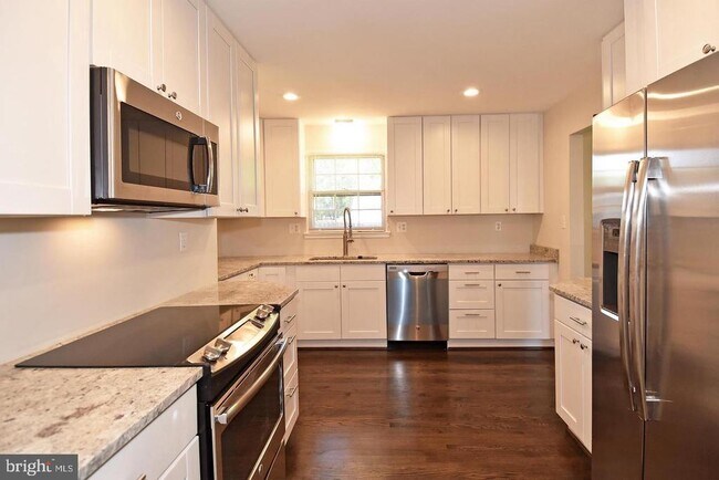 Building Photo - 8800 McNair Dr