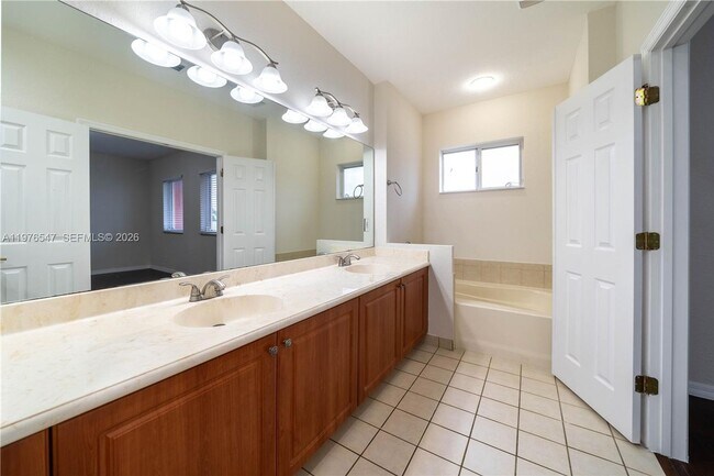 Building Photo - 5327 SW 40th Ave