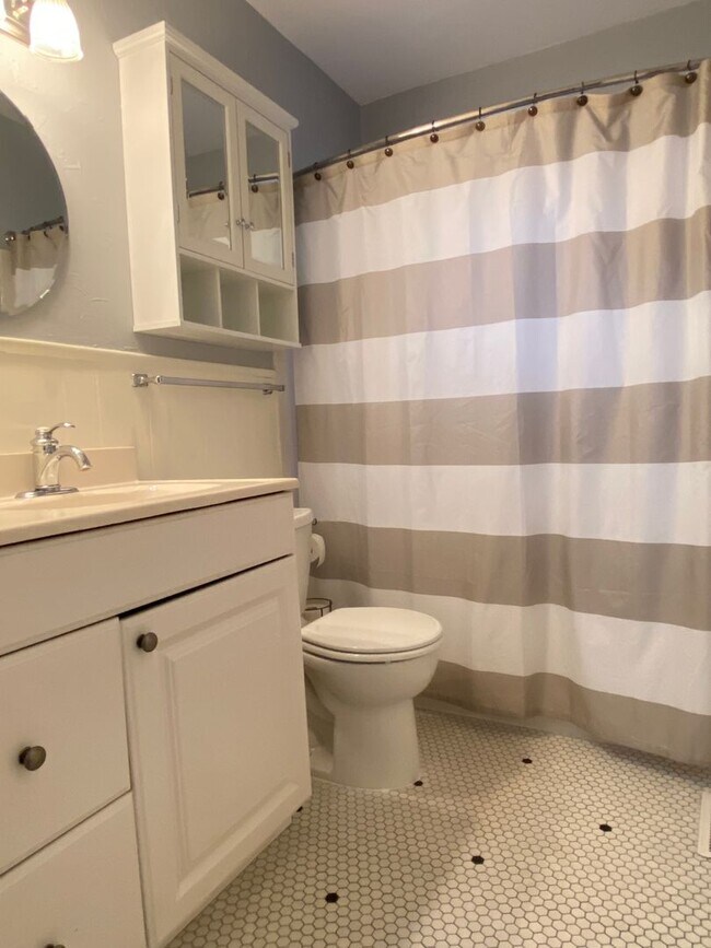 Building Photo - 2 Bedroom 2 Bathroom plus Bonus Room with ALL Appliances Included