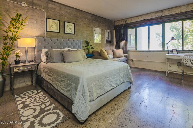 Building Photo - 353 E Thomas Rd