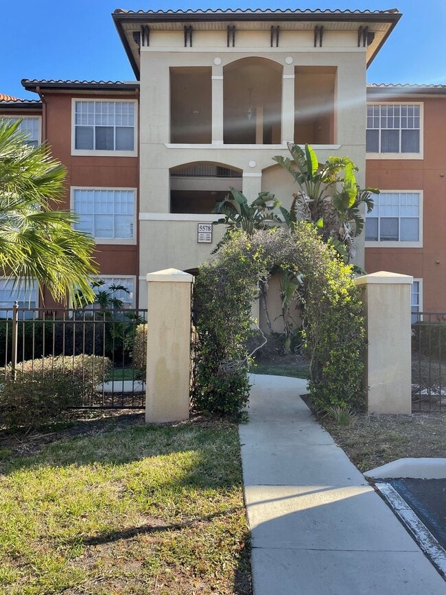 Primary Photo - Awesome apartment in the heart of Metrowest!