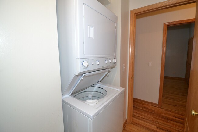 Building Photo - Pet Friendly 3 Bed 2 Bath Top Floor Unit