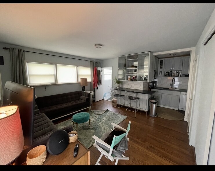 Building Photo - 304 Lincoln Blvd