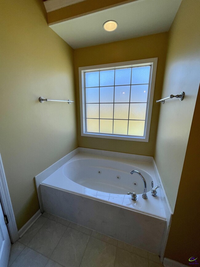 Building Photo - 103 Oros Point