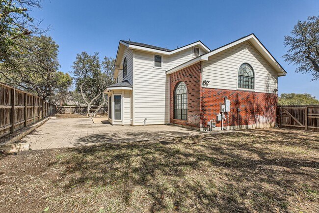 Building Photo - Beautiful 4-bedroom, 3-bath home in the de...