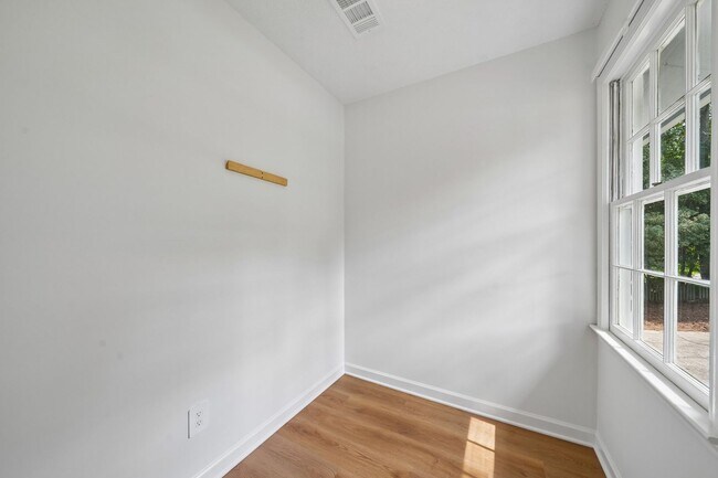 Building Photo - 5 Bedroom Two Story Colonial Home in Walton HS District
