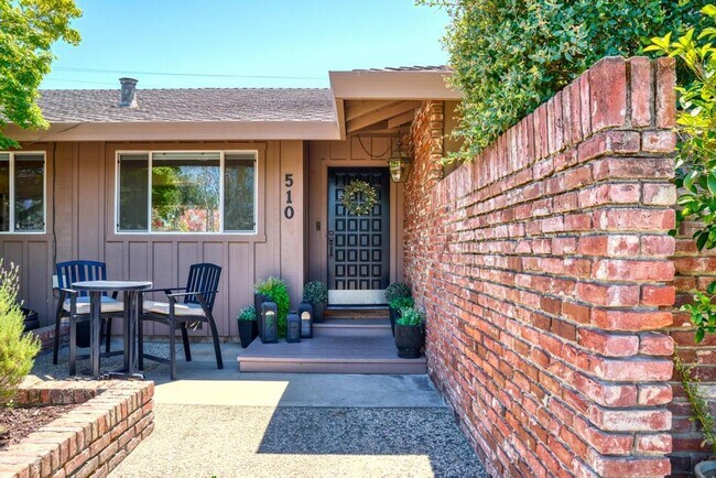 Building Photo - Stunning home located is sought after Northgate!