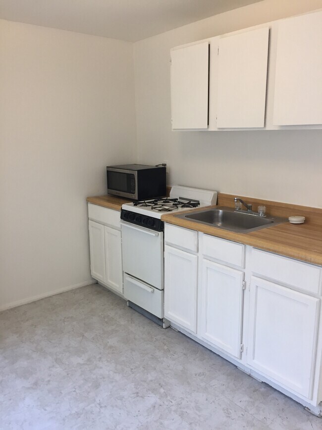 Newer gas stove - 2406 Clay St