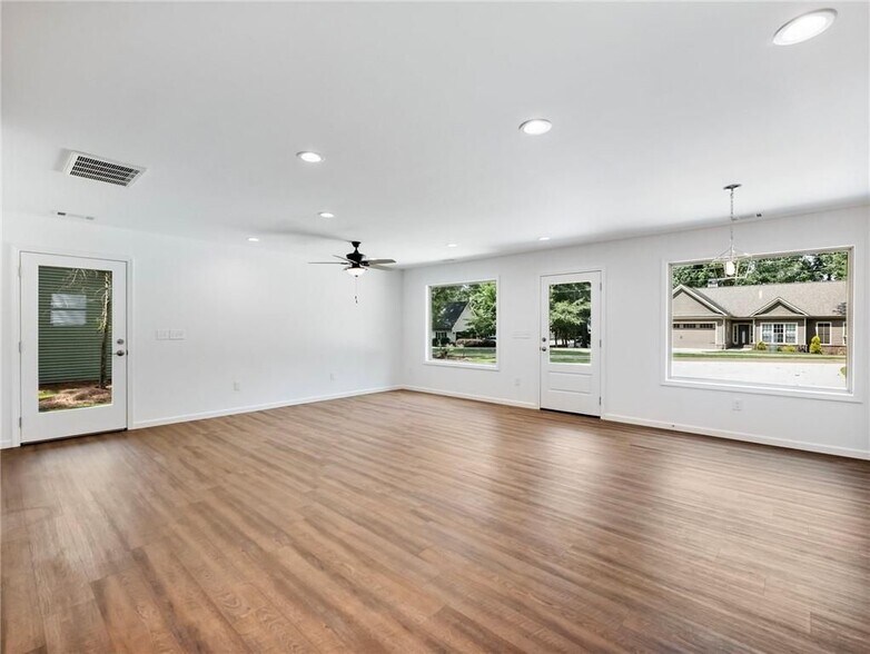 Building Photo - 8083 Beachwood Dr
