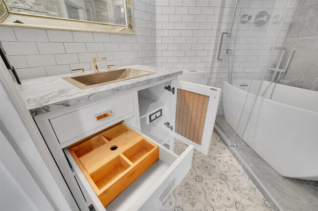 Building Photo - 2021 SE 10th Ave