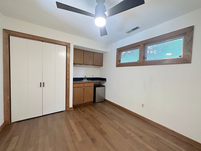 Building Photo - This Home is a Hole in One!