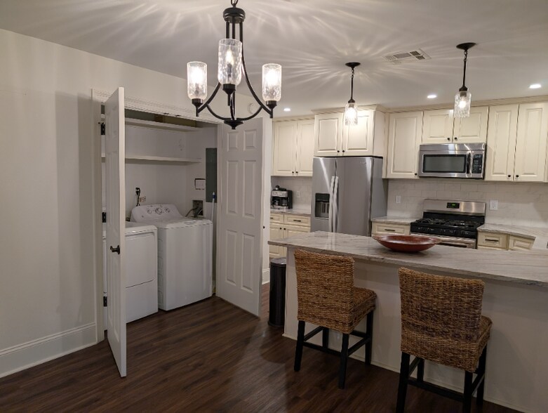 Building Photo - 214-216 Phosphor Ave