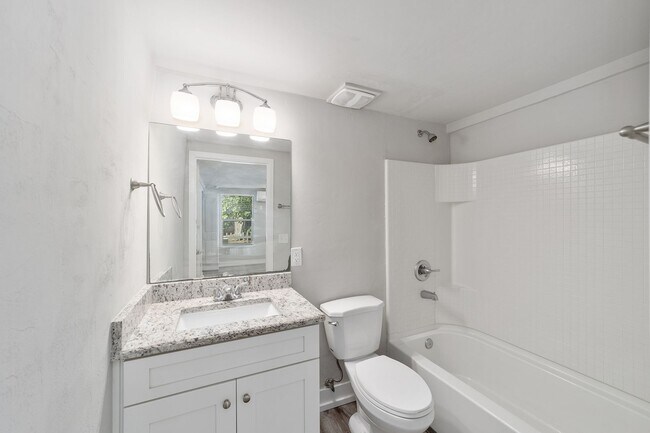 Building Photo - Brand New 1 Bedroom 1 Bathroom Steps away from UF! FALL 2026