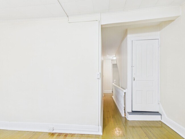 Building Photo - 735 N George St