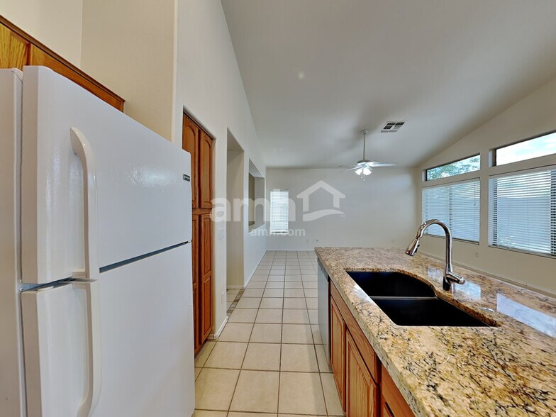 Building Photo - 40738 N Robinson Dr