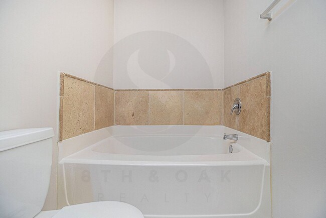 Building Photo - Spacious 3BR/2.5BA End-Unit Townhome!