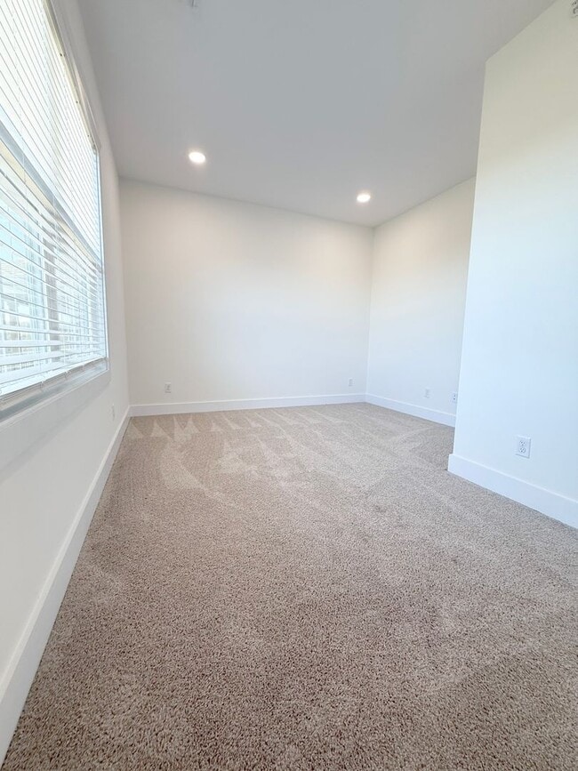 Building Photo - 2-Bedroom with Flex Room, Pool, and Pickleball Court in Cookeville