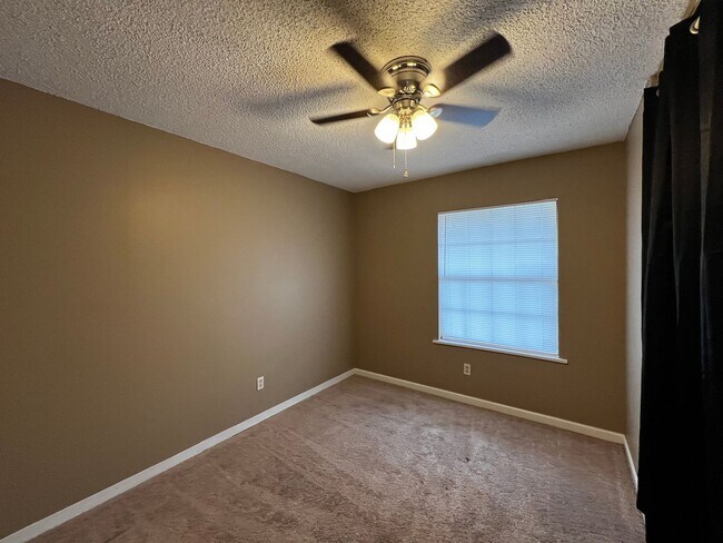Building Photo - 405 Knollwood Cir