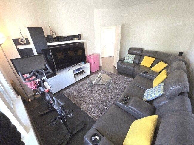 Building Photo - 1129 Flower St