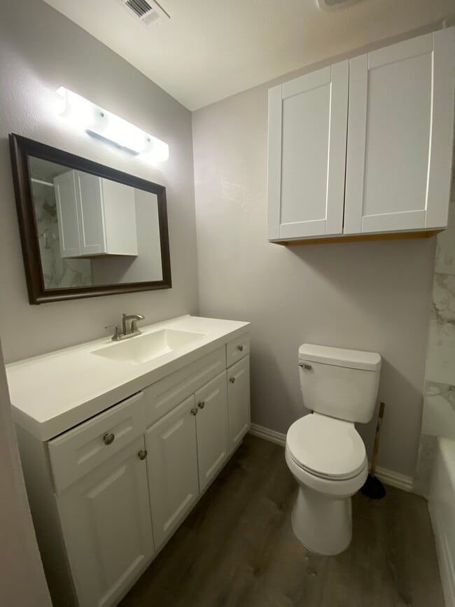 Building Photo - 3803 Poinsettia Dr