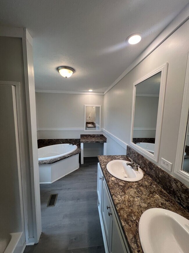 Building Photo - Large 3 bedroom / 2 bath home / 1 Acre FOR RENT