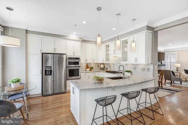 Building Photo - 17 Alexander St