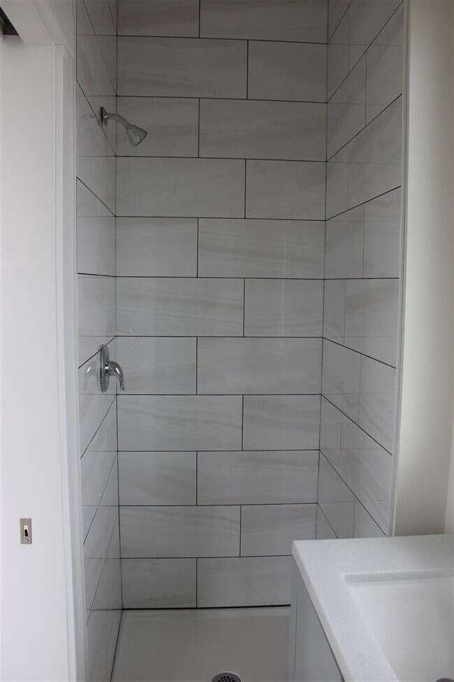 Building Photo - 2 bedroom 2 bathroom Brand New Triplex!