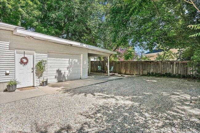 Building Photo - 1870 E 3900 S