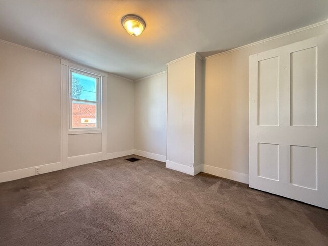 Building Photo - 208 Main St