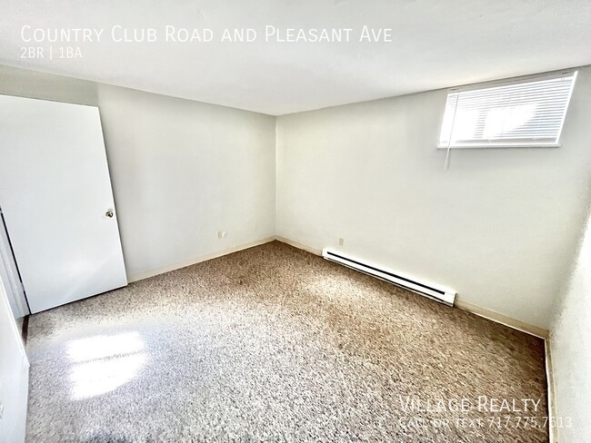 Building Photo - Roomy, remodeled 2-bed w/ on-site laundry ...