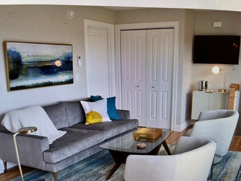 Building Photo - 161 Middle Rd