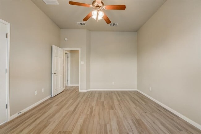 Building Photo - 834 Dark Horse Ln
