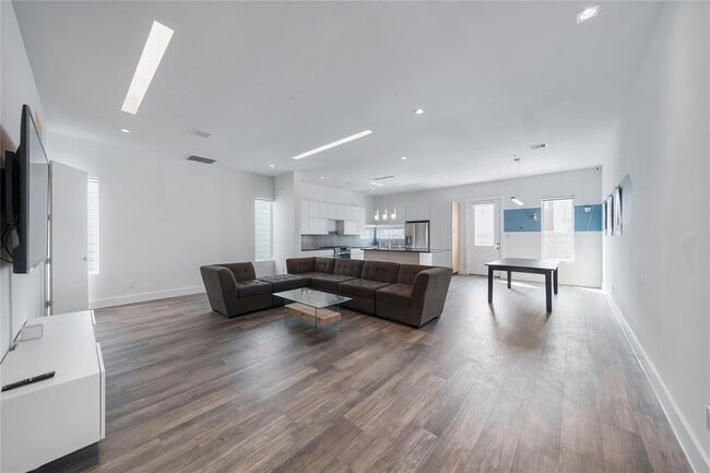 Building Photo - 5509 Paraiso Pl