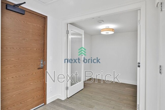 Building Photo - 588 Bell St