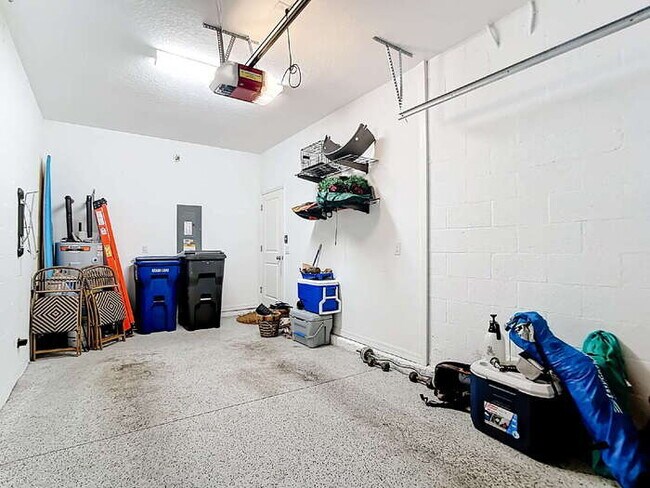 Building Photo - 10525 Oakside Dr