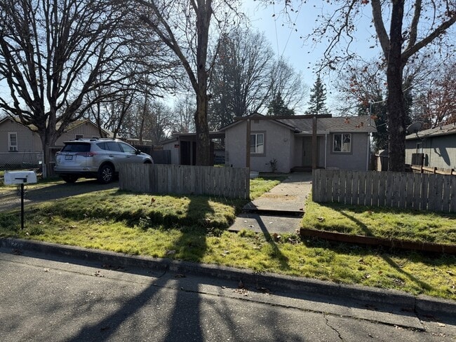 Building Photo - 1221 SW I St