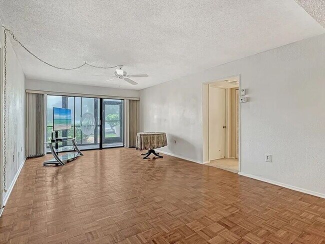 Building Photo - "Charming 2-Bed, 2-Bath Condo Oasis in Bradenton's Heart!"