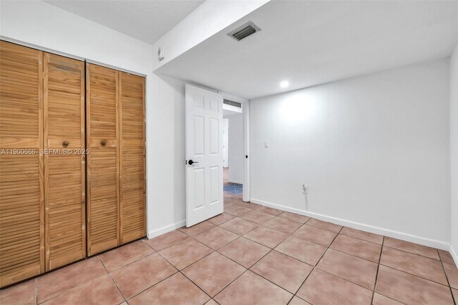 Building Photo - 1770 NE 191st St