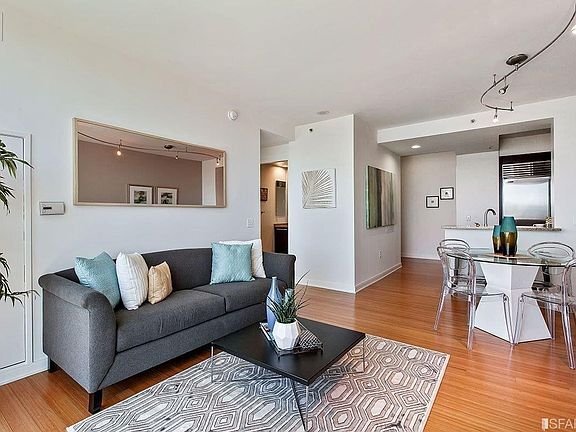 Building Photo - 425 1st St