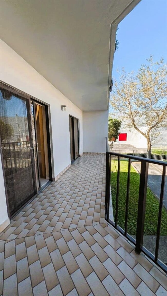 Building Photo - 1820 W 53rd St