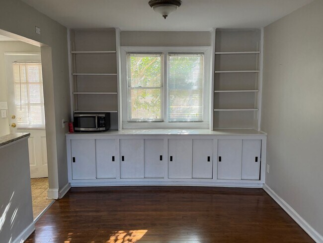 Building Photo - Comfort & Style: 2-Bedroom Raleigh Townhouse - 6-Month Lease Term