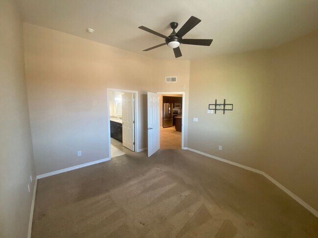 Building Photo - Spacious and Updated 3 Bed/2 Bath Condo w/Garage - Mesa