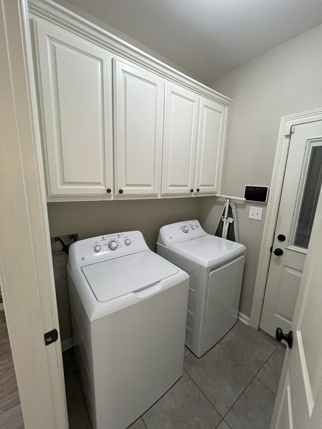 Building Photo - 3 Bedroom 2 Bath home located in Lakeside ...