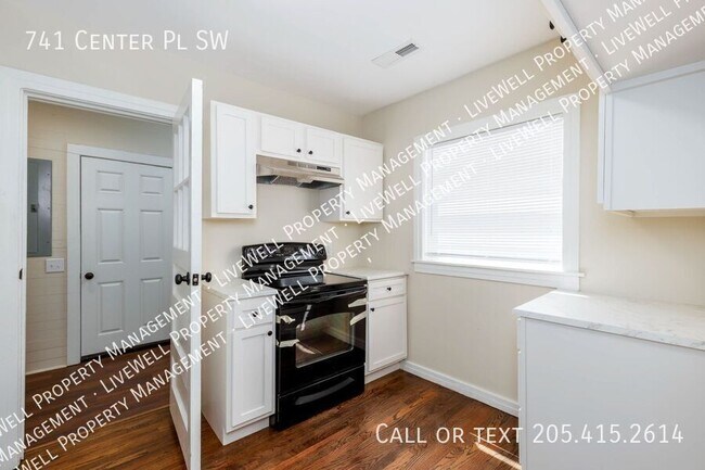 Building Photo - 741 Center Pl SW