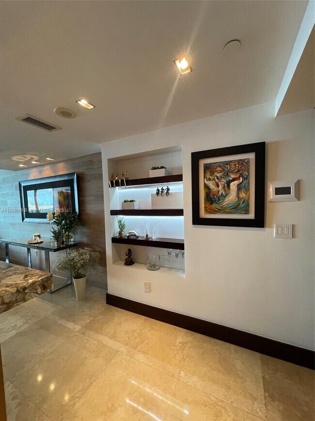 Building Photo - 1331 Brickell Bay Dr