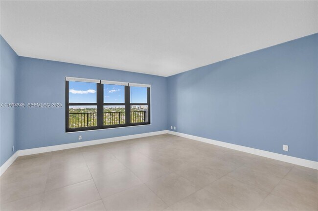 Building Photo - 3200 Port Royale Dr N