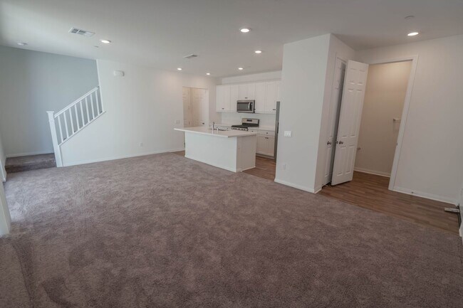 Building Photo - 3 Bedrooms in the Five Points Community of Valencia!