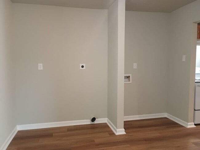 Building Photo - 3-bedroom, 1-bathroom home located inSouth...