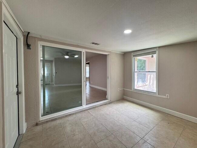 Building Photo - Fully Renovated Palm Harbor Home